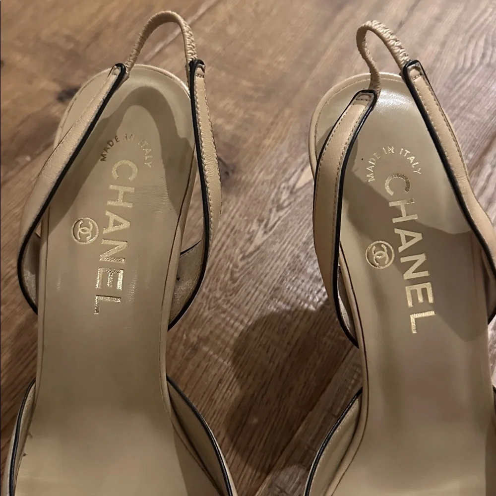 CHANEL Vintage Two-Tone Black and Cream Heels 39 - Picture 4 of 12